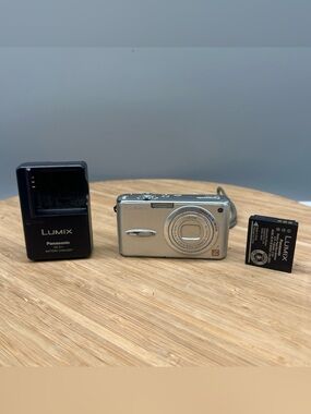Panasonic Digital Camera Lumix DMC-FX01 6.0MP Silver Tested Full Working Set